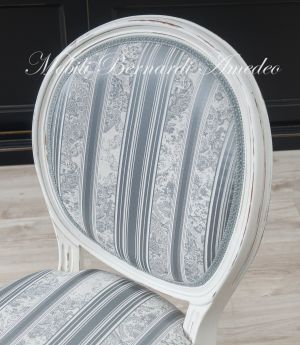 Riproduzione di sedia tappezzata in stile classico Luigi XVI finitura colore bianco anticato